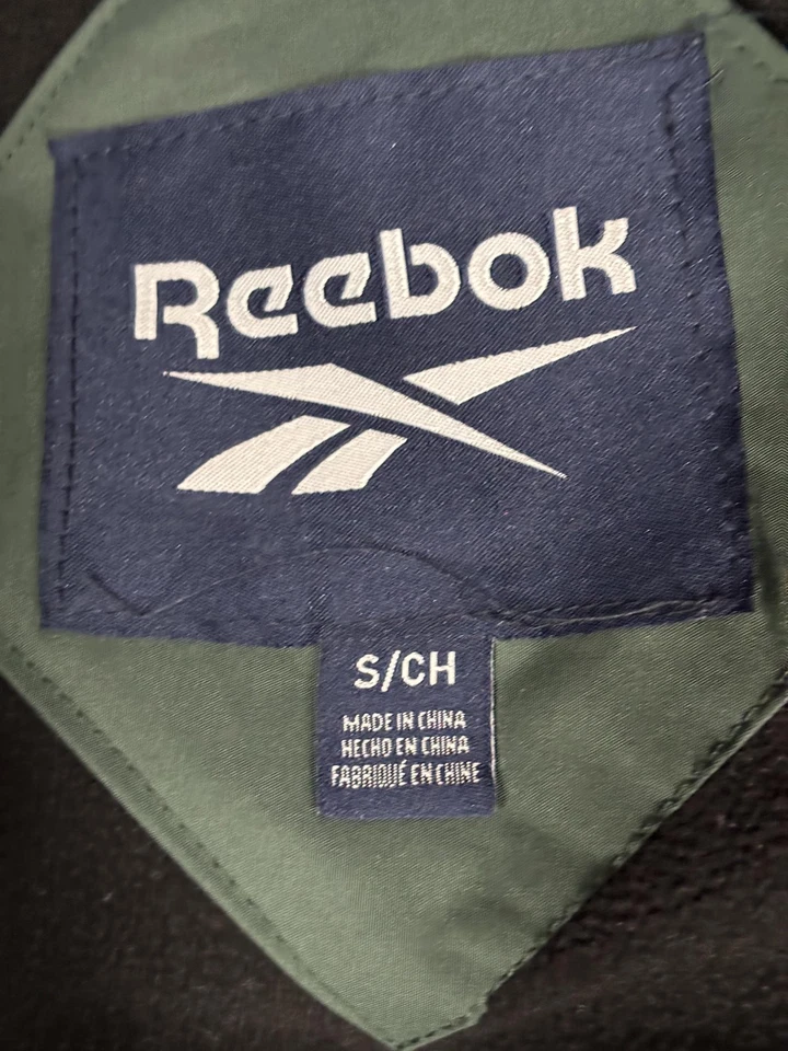 Chaqueta acolchada Reebok para hombre pequeña verde con capucha forrada de lana abrigo de invierno aislado Foto 2 de 4