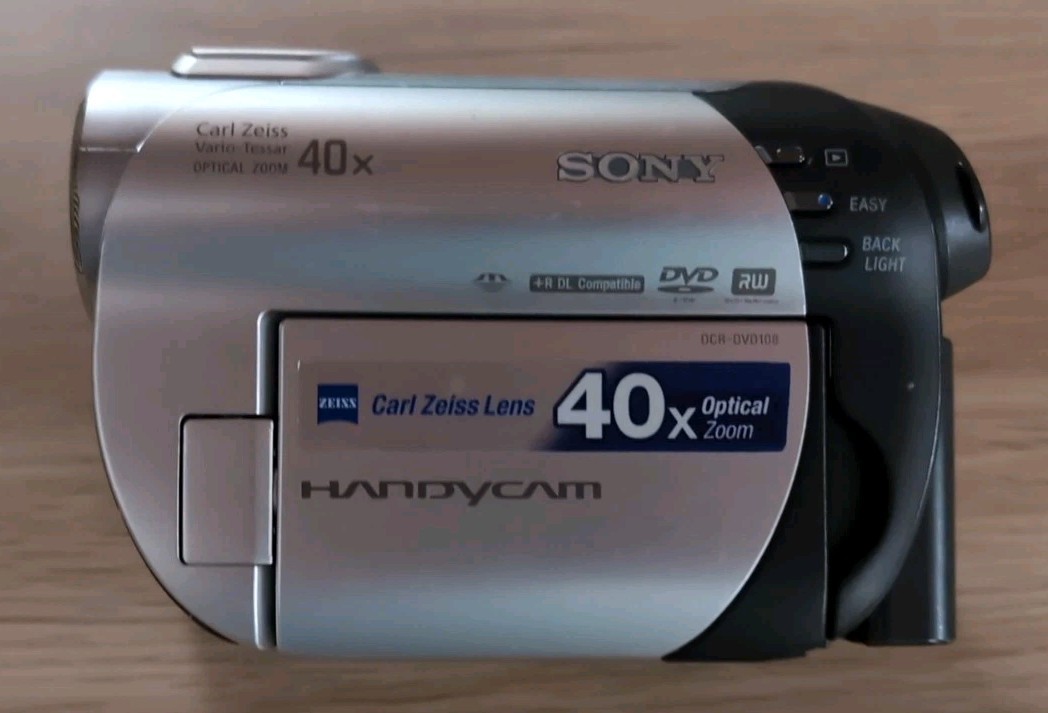 Sony DCR-DVD108 ハンディカム 120倍ズーム Amazon.com : Sony DCR-DVD108 DVD Handycam Camcorder with 40x