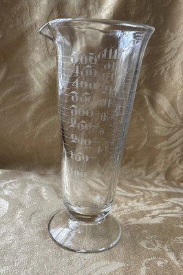 Vintage ETCHED GLASS FOOTED 16 oz 500 cc graduated chemistry BEAKER APOTHECARY