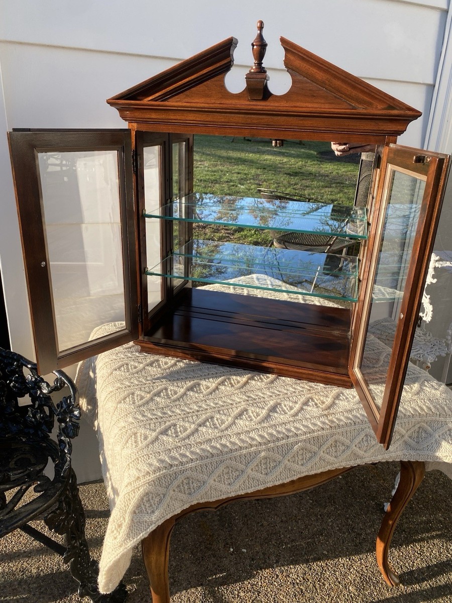 Beautiful Ethan Allen Georgian Court Hanging Wall Curio Cabinet