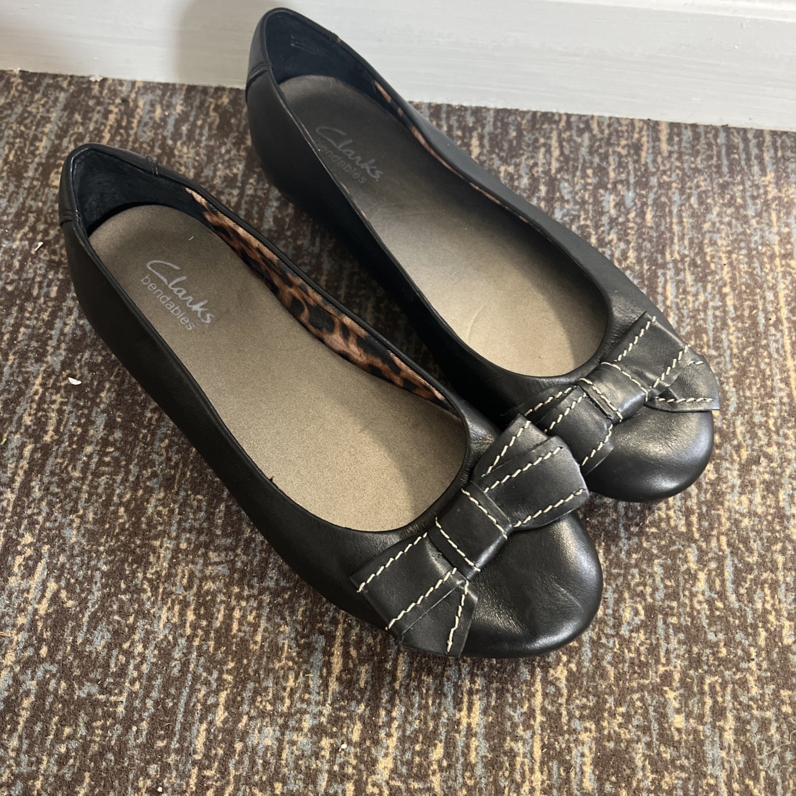 Clarks Women's Size 6.5 Black Bow Ballet Flats Bendable Comfort