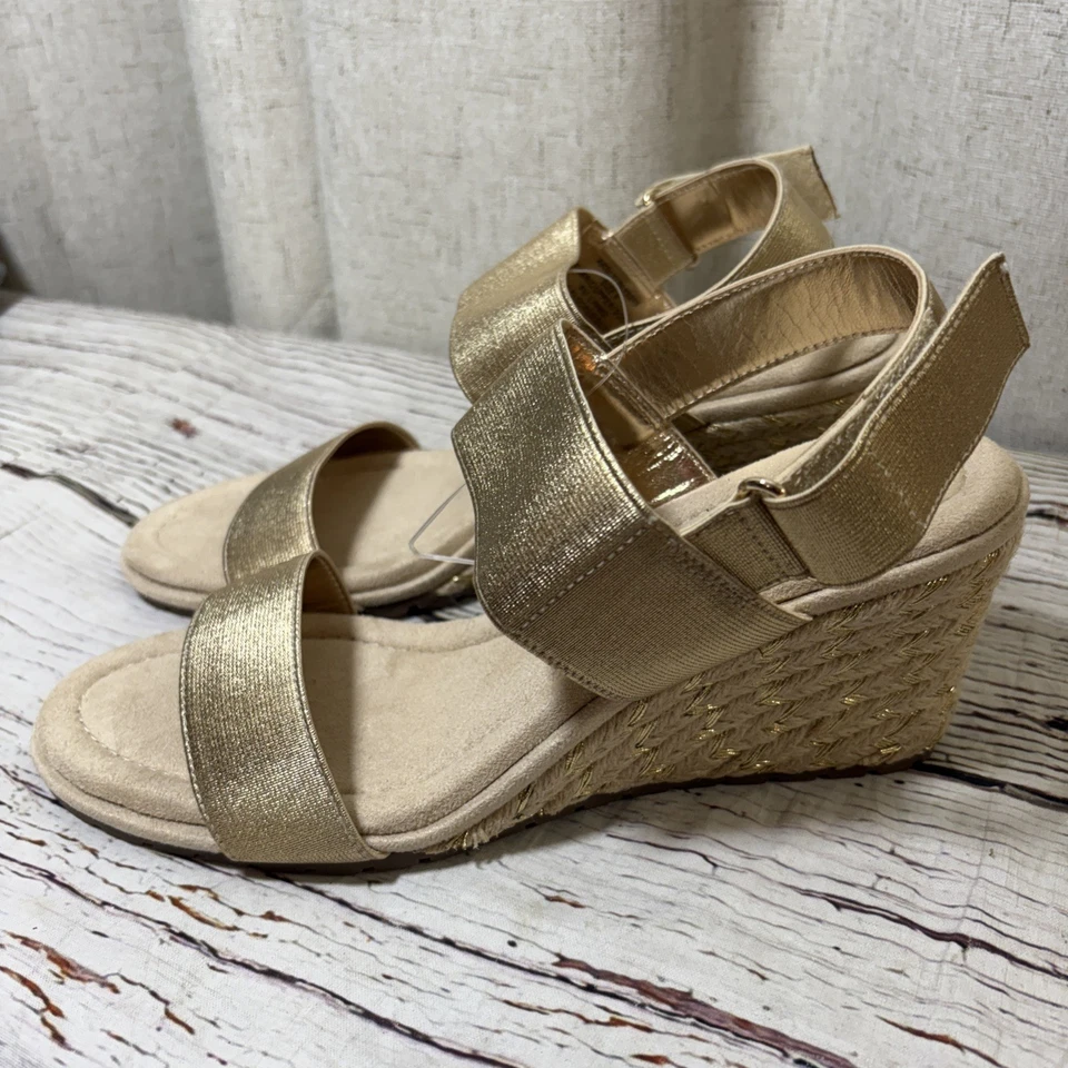 Sandálias anabela Anne Klein Sly femininas douradas tamanho 9 US$ 89 - Imagem 2 de 4