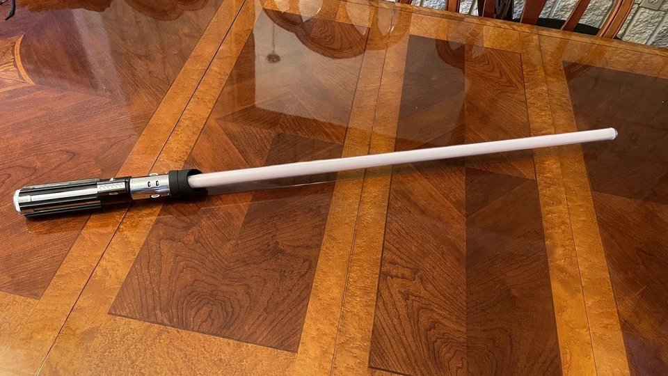 Katana futurista de fibra de carbono de ciencia ficción con hoja de acrílico y LED rojo brillante Foto 2 de 4