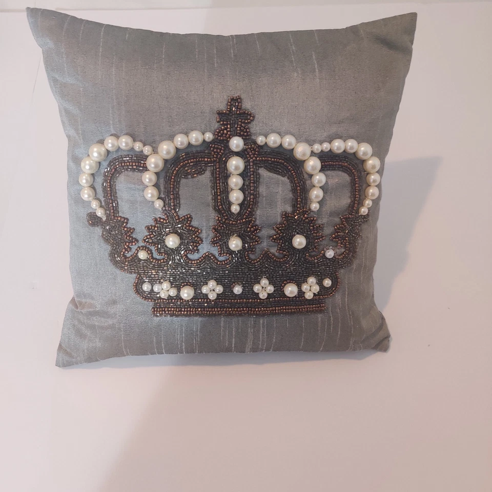 Almohada decorativa gris con corona perlas y cuentas plumas rellenas 13x13 Foto 3 de 4