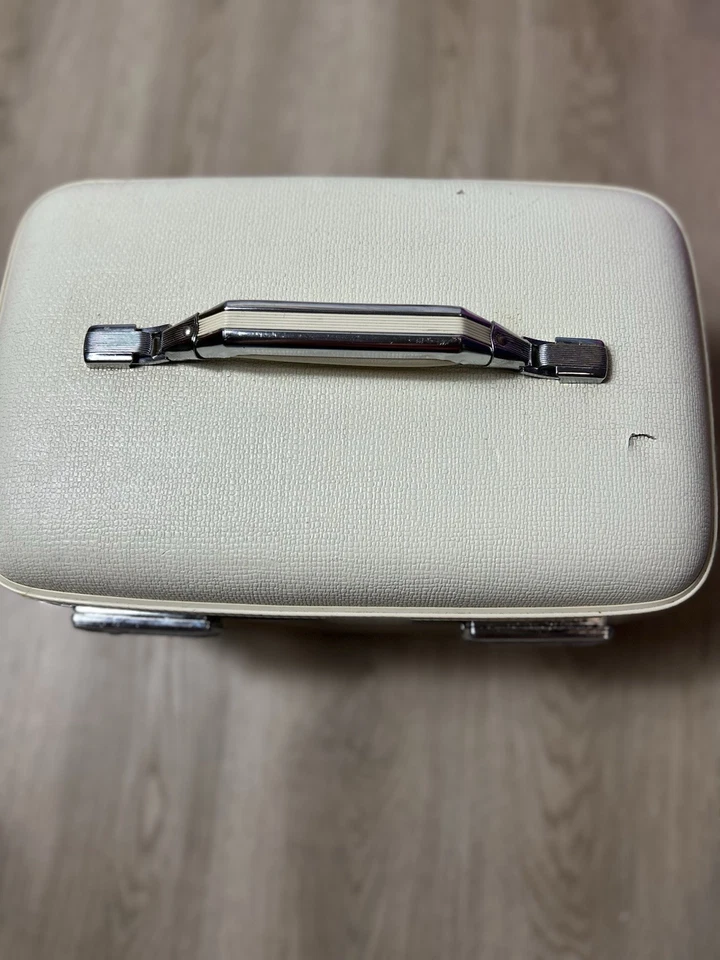 复古 American Tourister Tiara 白色纹理火车箱行李箱无钥匙原样 — 第 3/4 张图片