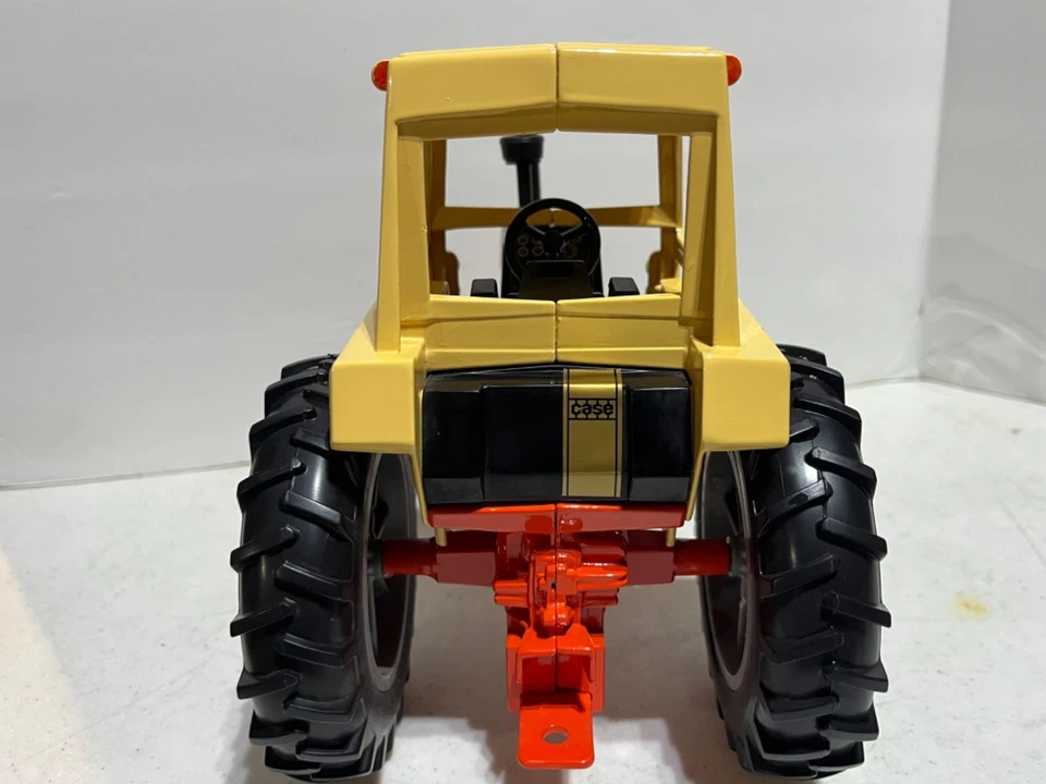 Tractor diésel Case 970 Agri-King demostrador dorado escala 1/16 de Ertl Foto 4 de 4