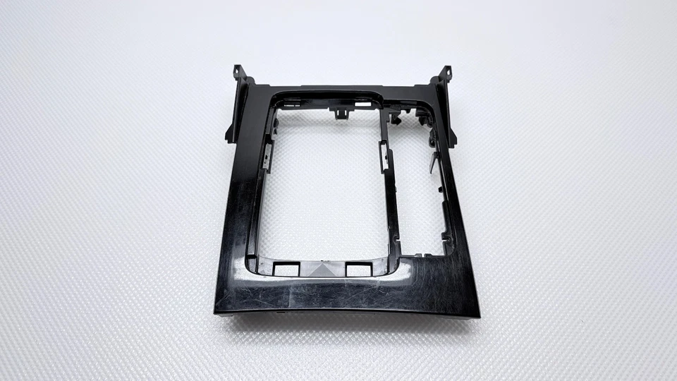 Оригинальная накладка на ободок переключателя передач для центральной консоли Mazda 3 2014–2018 годов выпуска BADF-64341 - Изображение 2 из 4