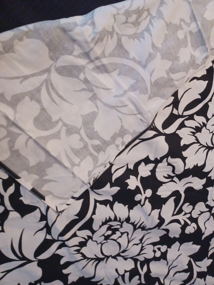 Jabara mantel rectangular mezcla floral blanco y negro 60" x 134" de colección Foto 4 de 4