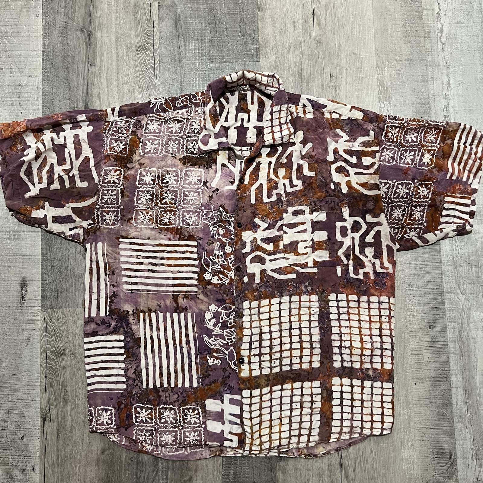 Camisa De Colección Exótica Indonesia Batik Abstracta Morado Rayón Años 70/80 Para Hombres Botón