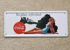 Plaque Publicitaire COCA-COLA Vintage "To Play Refreshed" Métal 27x11cm