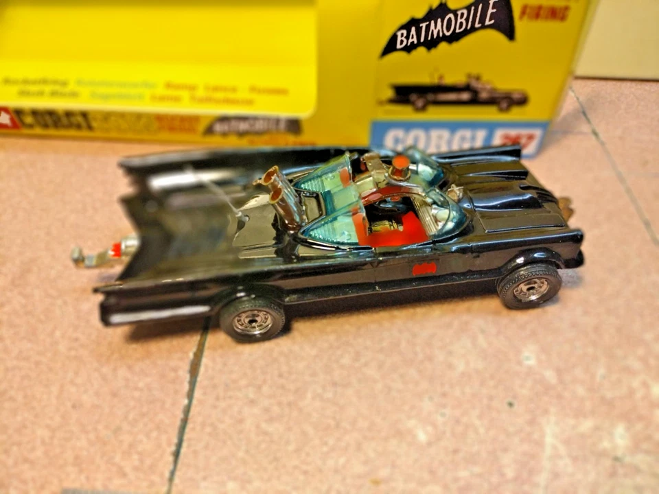 Corgi Toys 267 Batmobile WIDE WHEELS with batman original in a repro window box - image 4 of 4