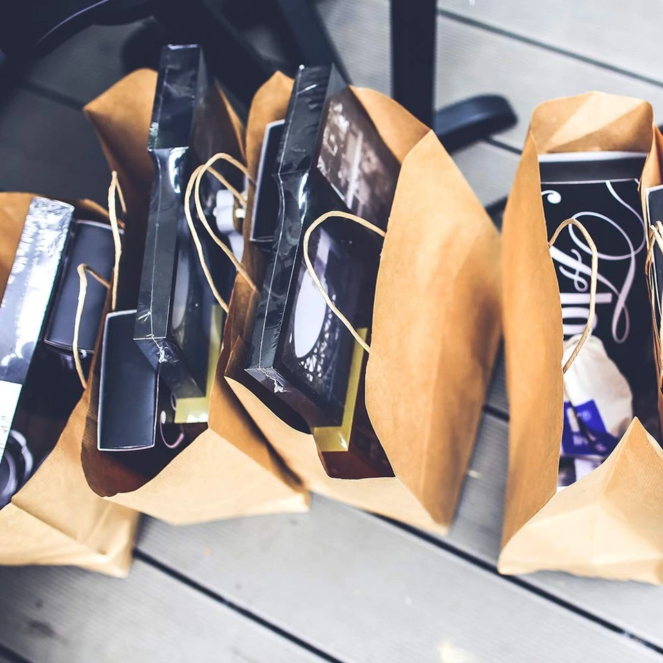 Bolsas de papel Kraft 100 piezas de 16x6x12 pulgadas con asas bolsas de compras a granel para Gi... Foto 4 de 4