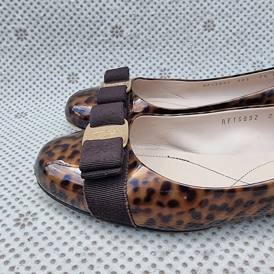 Pisos de ballet Salvatore Ferragamo Varina con estampado de leopardo talla 71/2 D Foto 3 de 4