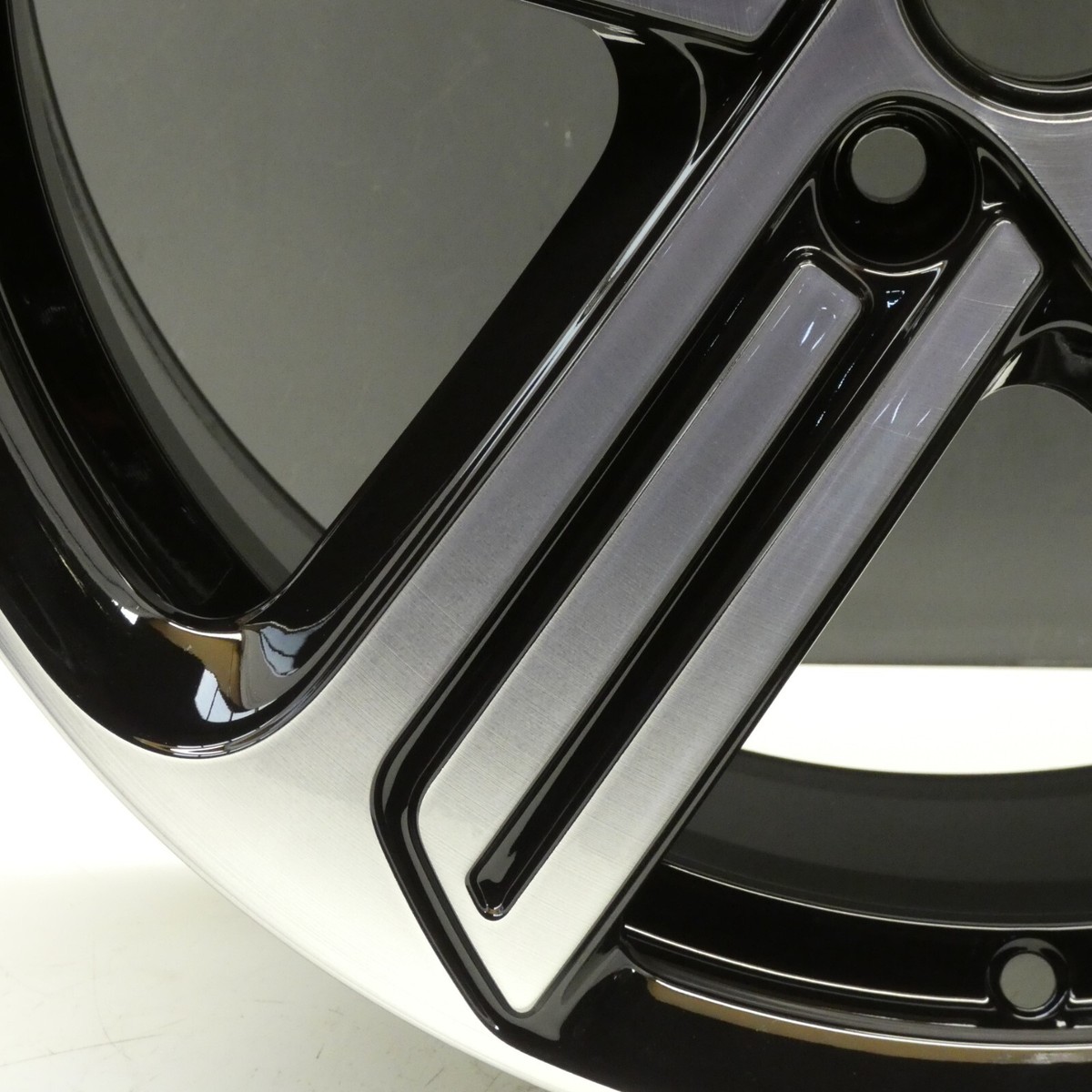 1 X Genuine Original Volkswagen VW Golf R Mk7 CADIZ 18