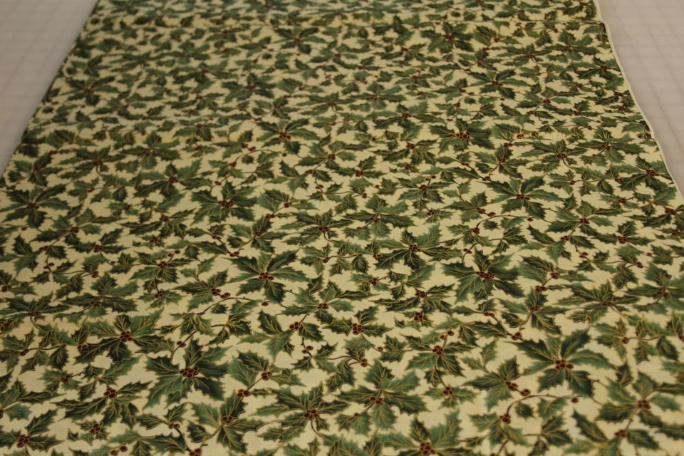 Tela con estampado de algodón de acebo de Navidad Woodland Splender por comprar Foto 2 de 4