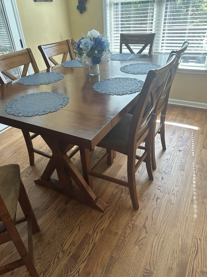 Hermosa mesa de comedor de roble macizo con 6 sillas a juego incluye hoja. Foto 3 de 4