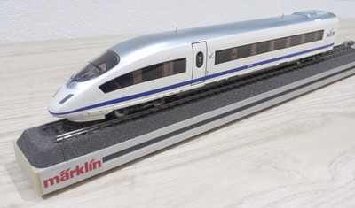 TRIX 22325 Velaro AVE Renfe