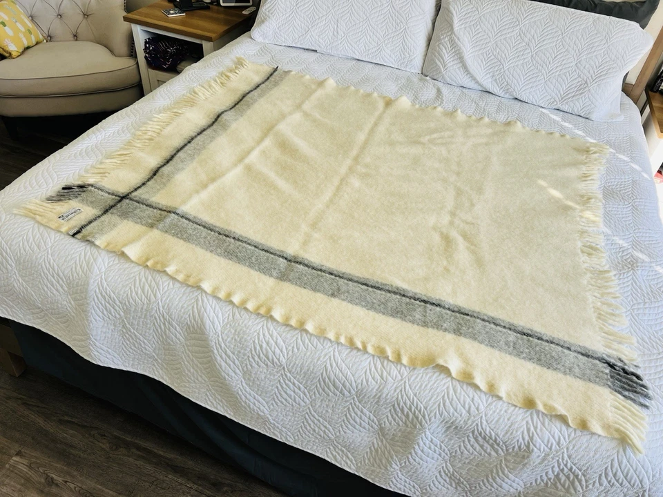 Manta a Cuadros RARA Kardelen AB Suecia 100% Lana Crema, Gris y Negro Foto 4 de 4