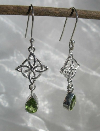 Orecchini in metallo brunito con gocce di pietra dura verde. - Gioi