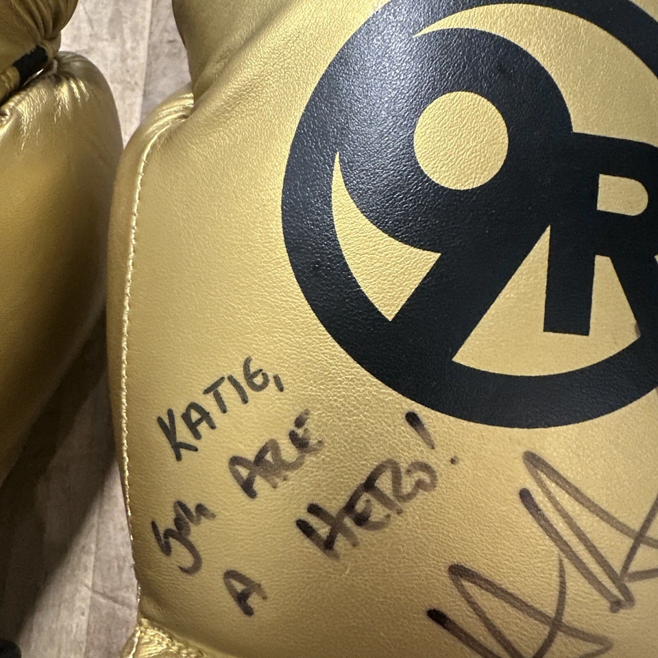 GUANTES DE BOXEO DORADOS 9 REDONDOS FIRMADOS Katie Congrats On Boxer Desconocido Años 50 Foto 4 de 4