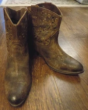 Diba True Boots FLYING SOLO Studded Ankle Western Distressed Brown Leather 8 EUC