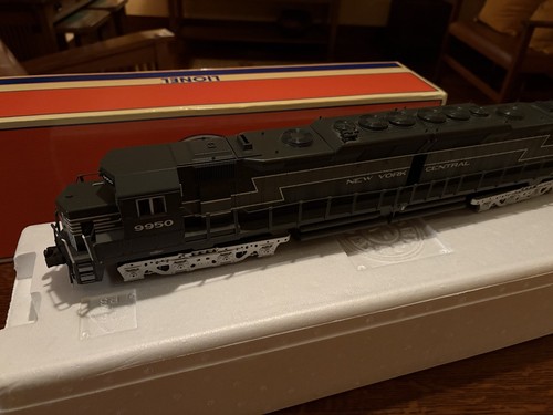 LIONEL - LOCOMOTORA DIÉSEL "LIGHTENING STRIP" DD35A NYC 6-28369 | Condition: New