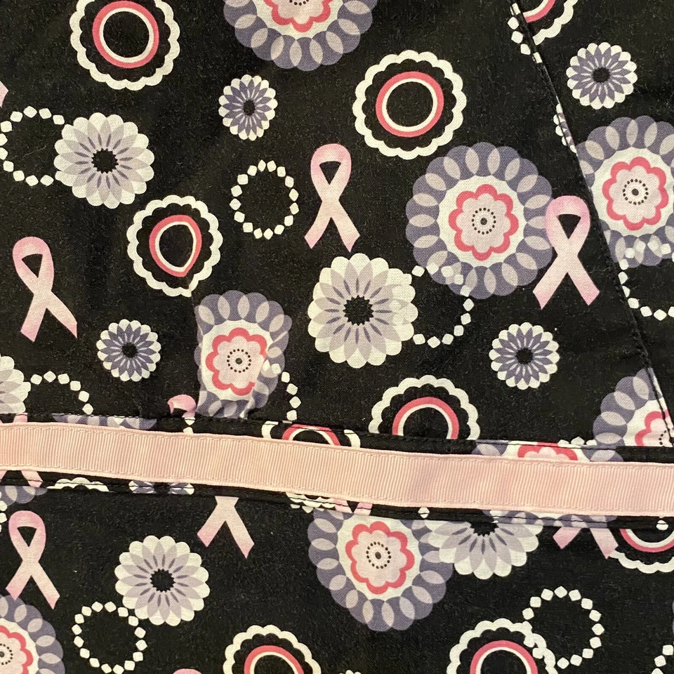 Blusa Médica Pequeña Melocotones Cáncer de Mama Mujeres Bolsillos Negro Rosa Corbata Trasera Foto 4 de 4