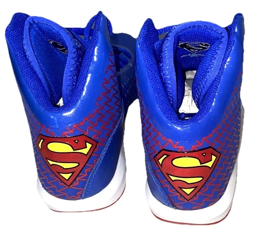 Zapatos de baloncesto Under Armour UA Torch 4.0 Superman para niños - juveniles - RAROS Foto 2 de 4
