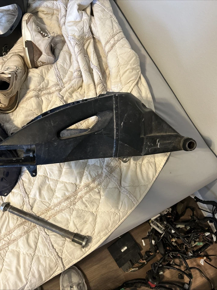 2006 2007 SUZUKI GSXR 600 750 OEM SWINGARM  - Image 2 of 3