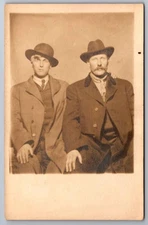 Postcard Two Good Friends from the early 1900s  AZO Stamp box 1904/18  M-14m