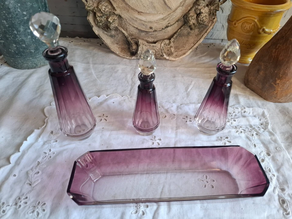 ancien necessaire de toilette flacon et autre en verre couleur Améthyste degradé - Photo 2/4