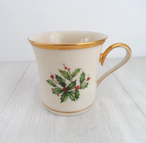 VINTAGE LENOX HOLLY & BERRIES PORCELAIN COFFEE/TEA MUG~8 FL. OZ~MADE IN USA