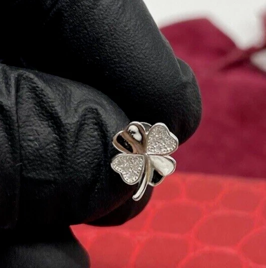 Orecchini a Bottone ragazza o donna Firmati Quadrifoglio portafortuna luccicanti - Immagine 2 di 4