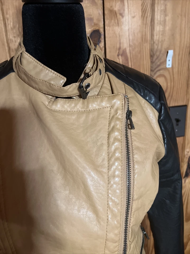 Abrigo chaqueta de cuero sintético con cremallera inclinada marrón y negro Rue21 para damas pequeño Foto 2 de 4