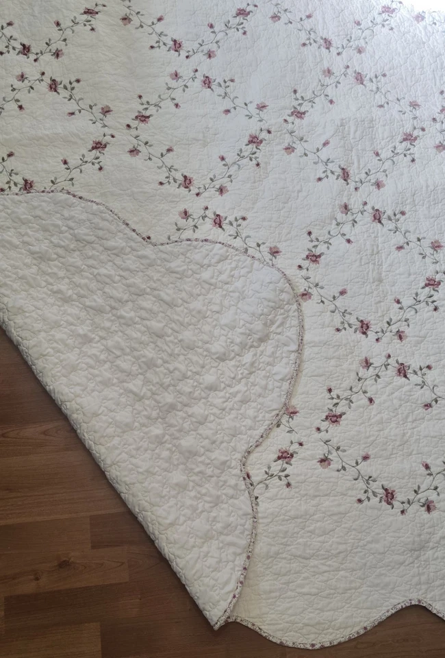 Vintage Y2K Better Homes & Gardens Hannelore Roses King Quilt Scalloped - Image 3 of 4