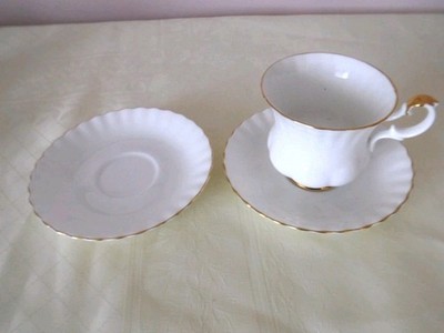 Royal Albert Val D or Kaffeetasse & 2 Untertassen