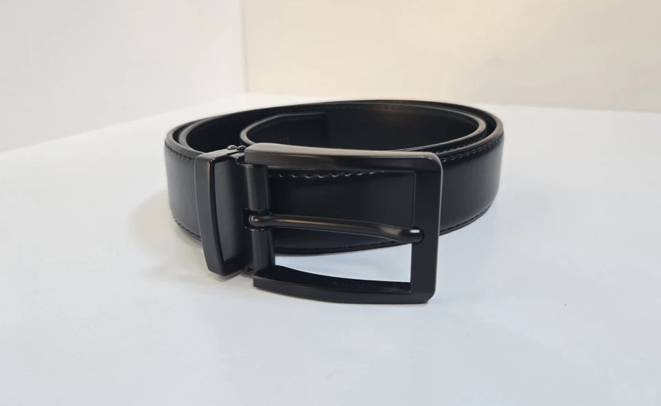 Cinturón de cuero negro liso de ASOS - mediano (32-34) con hebilla de metal negro Foto 4 de 4