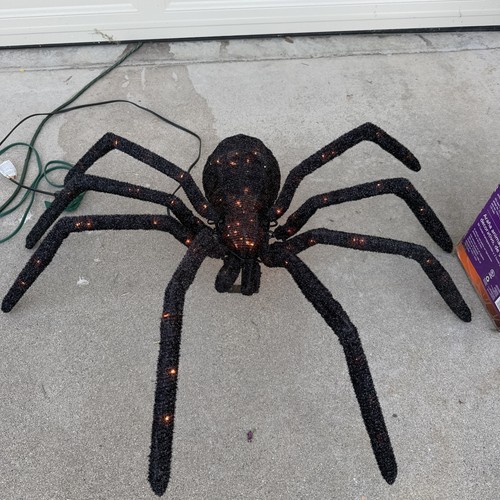 Araña iluminada negra 36 pulgadas Home Accents leer descripción - Imagen 2 de 7