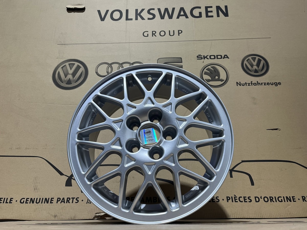 MOMOボス　 VW ＧＯＬＦ３／ＬＵＰＯ　エアバック付車用 　８０１６ m80479160618_1.jpg?1719190840