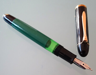 PELIKAN, sehr schöner KOLBENFÜLLER 120 in GRÜN, Federstärke O, schreibt TOP, RAR