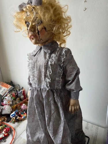 Geist verlassen Annie 36" Halloween Animatronic Requisite Puppe Animierter Sound - Bild 5 von 9