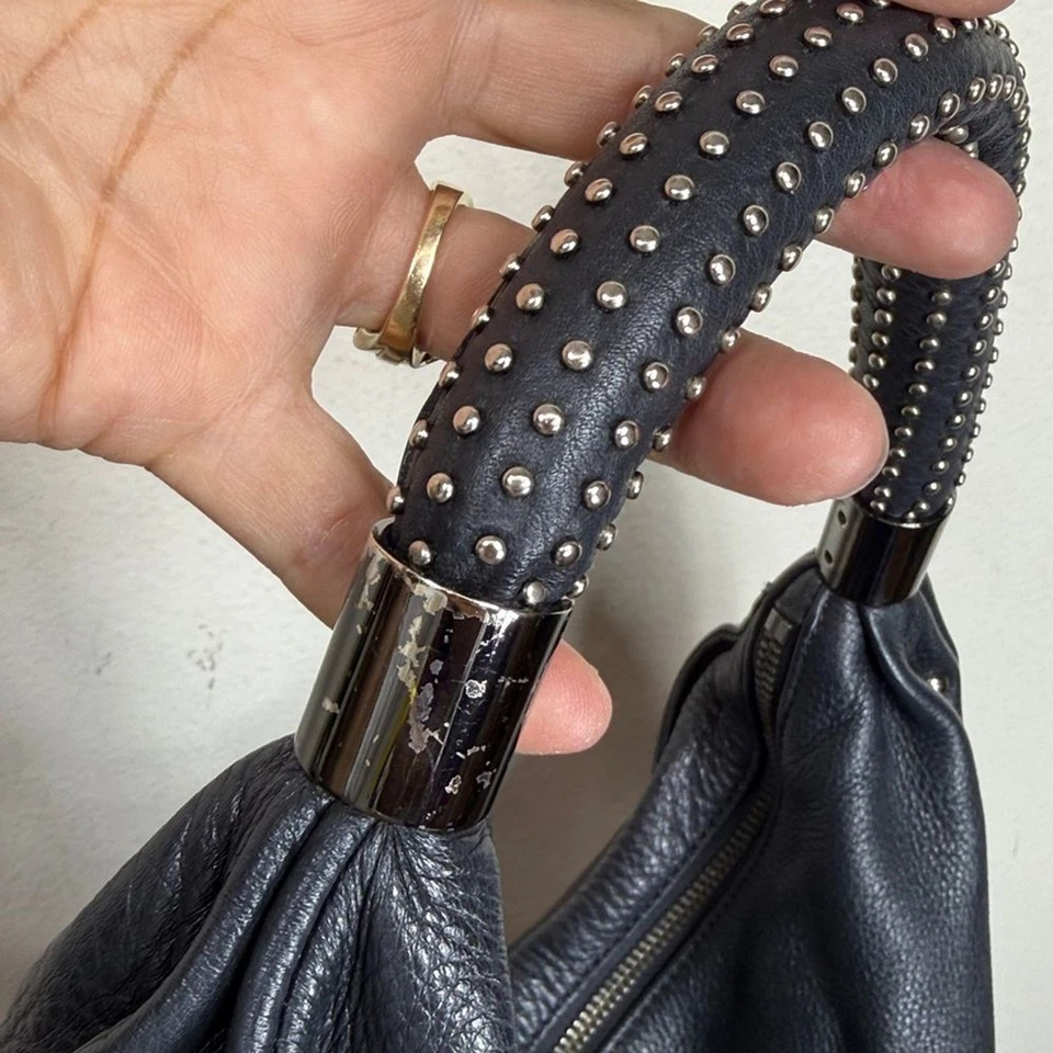 (H0) Kenneth Cole черная кожаная мешковатая сумка-хобо с заклепками ремень. - Изображение 4 из 4