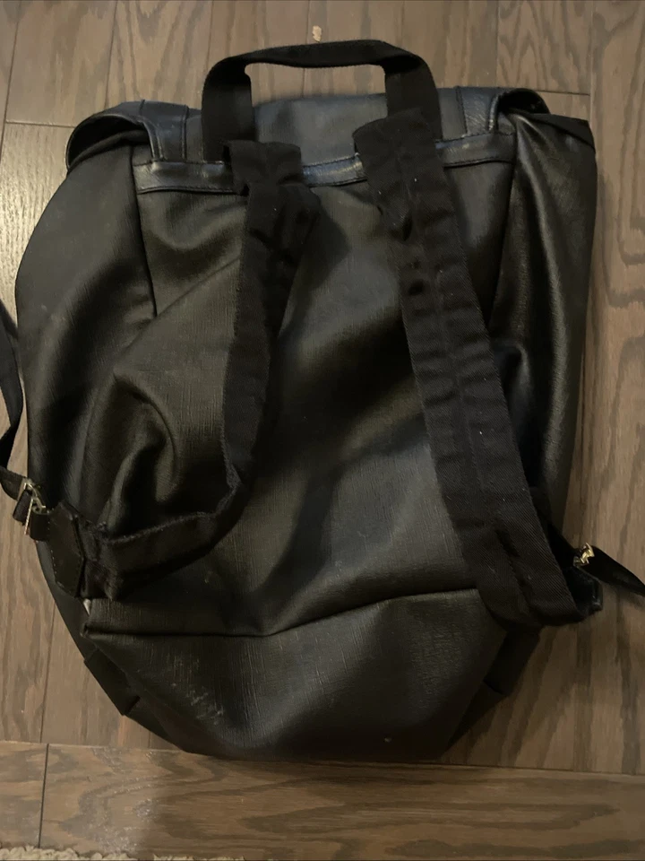 Mochila Gucci de cuero negro para hombre con herrajes plateados Foto 2 de 4