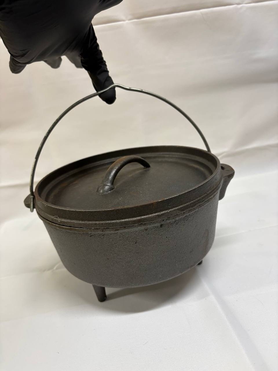 Cast Iron Dutch Oven with Lid and Tripod