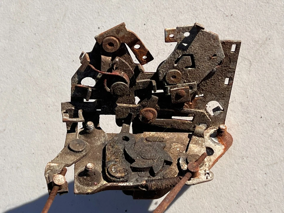 Buick Roadmaster 1956 super izquierda puerta delantera cerradura pestillo montaje 56 Foto 2 de 4