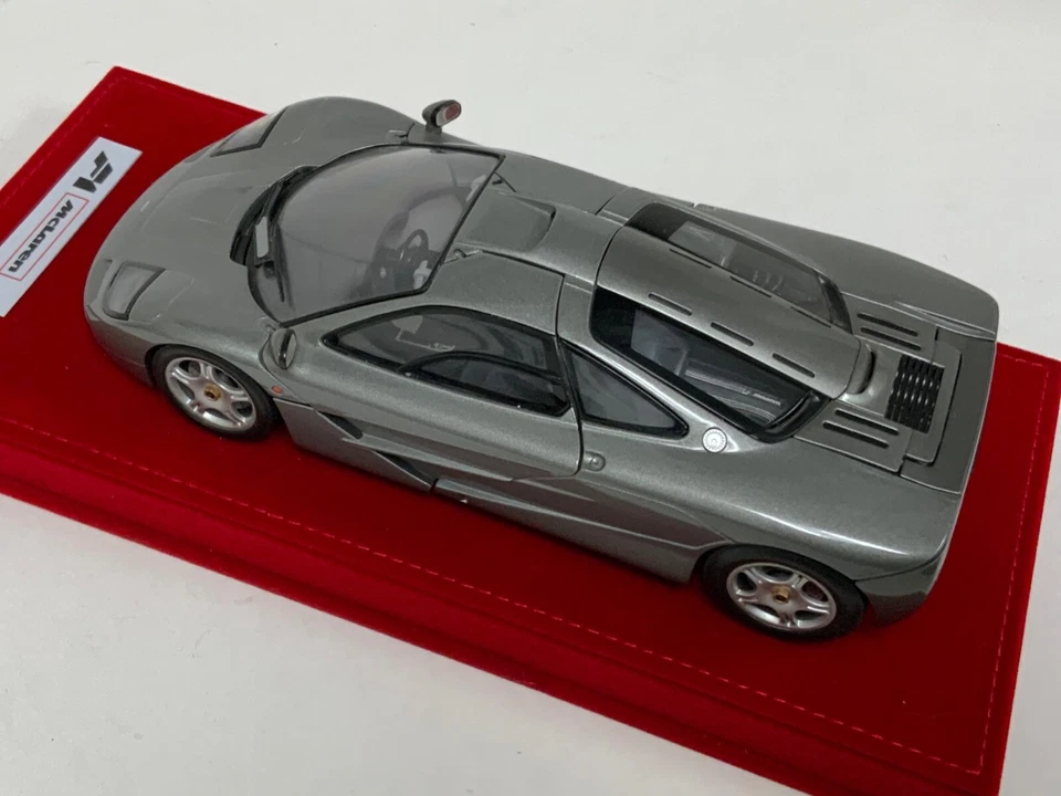 1/18 UT Models Mclaren F1 Street Car en gris conjunto sobre base de gamuza AB193 Foto 4 de 4