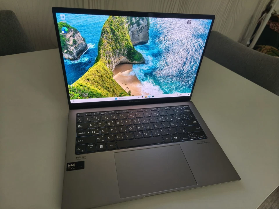 ASUS Zenbook S 13 - Intel Ultra 7 155U - 16Go DDR5 - 2880x1800 OLED 3K lcd