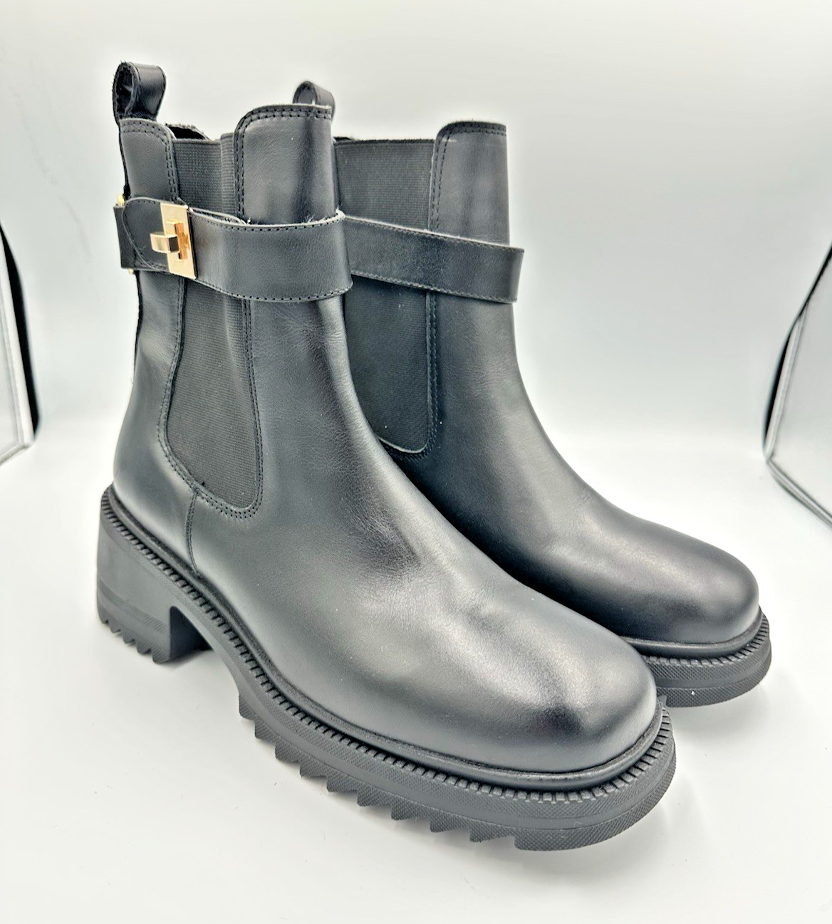 Steve Madden Gates Women’s Black Leather Lug Sole Ankle Boots Size 10M NWOB