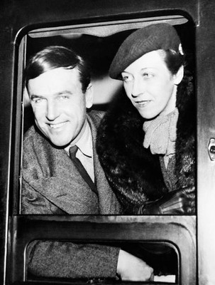 British airmen James Amy Mollison window train taking them Southam- 1935 Photo