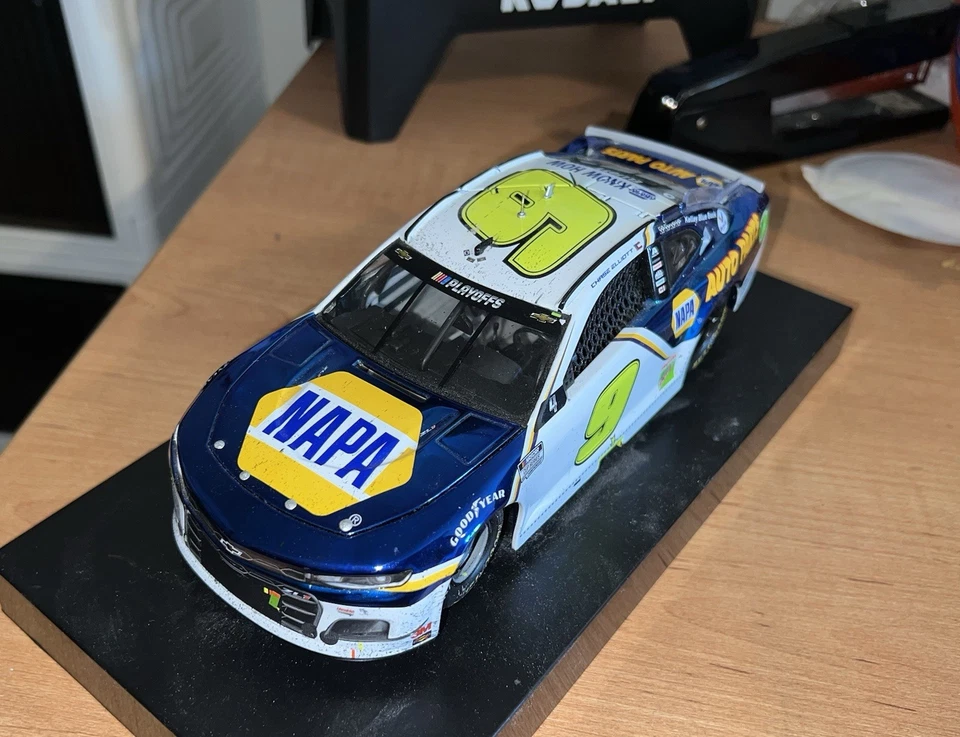 Chase Elliot 1/24 Scale Phoenix Championship 2020 Elite Collection Color chrome - Image 4 of 4